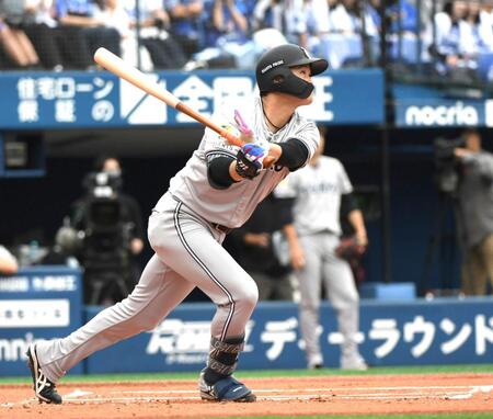 　１回、中山は右越えに３ランを放つ（撮影・佐藤厚）