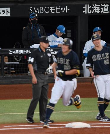 　２回、左中間へ先制ソロを放った杉本（手前）を見つめる新庄監督（撮影・伊藤笙子） 