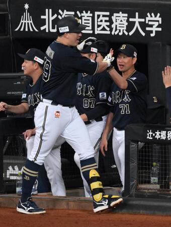 　２回、左中間へ先制ソロを放った杉本（手前）を迎える岸田監督（撮影・伊藤笙子） 