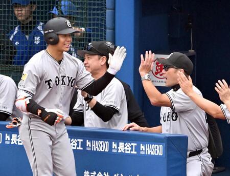 　１回、先頭打者本塁打を放った佐々木（左）を迎える阿部監督