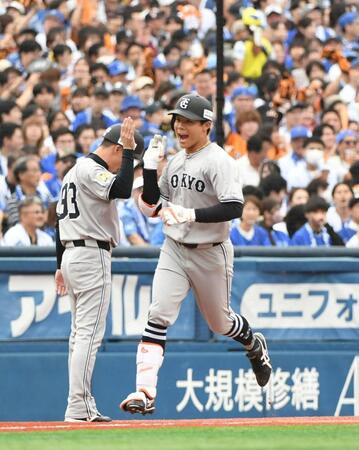 　１回、佐々木は右越えに先頭打者本塁打を放つ（撮影・佐藤厚）