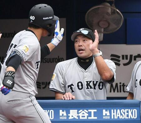 　１回、３ランを放った中山（左）を迎える阿部監督（撮影・佐藤厚）