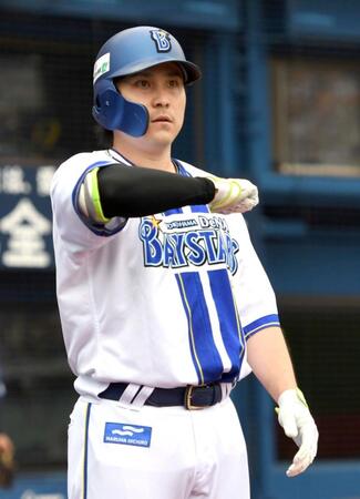 　１回、佐野は右越えに２ランを放ち、「デスターシャ！」＝撮影・佐藤厚