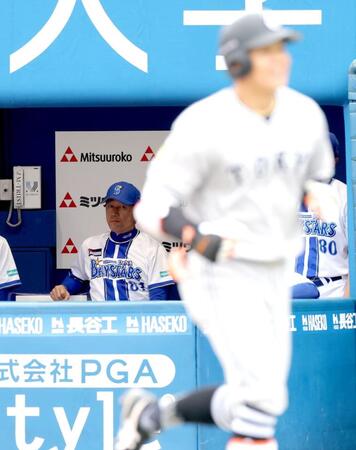 　１回、先制ソロを放った佐々木（右）を見る三浦監督（撮影・西岡正）