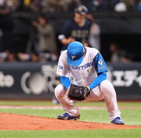 　３回、紅林に勝ち越し３ランを浴び、うなだれる北山（撮影・中島達哉）