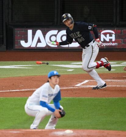 　３回、北山（手前）から勝ち越しとなる左越え３ランを放つ紅林（撮影・伊藤笙子）