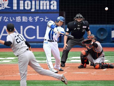 　１回、石上が左越えに同点３ランを放つ。投手戸郷、捕手岸田