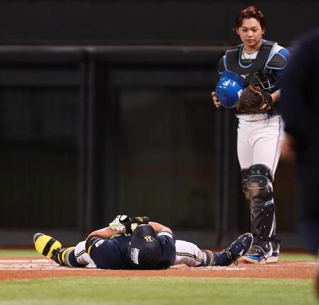 　６回、死球を受け、倒れ込む杉本（撮影・中島達哉）