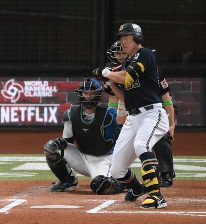 　６回、左腕に死球を受ける杉本（撮影・伊藤笙子）