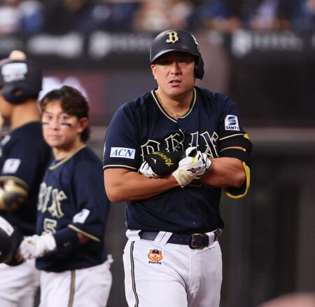 　６回、死球を受け、ベンチに下がる杉本（撮影・中島達哉）