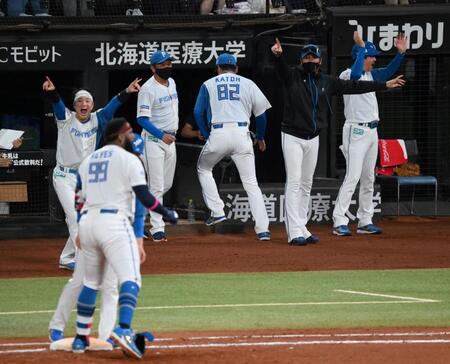 　８回、レイエスの逆転２点適時打に喜ぶ新庄監督（右から２人目）＝撮影・伊藤笙子