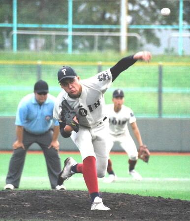 　力投する大阪桐蔭・川本