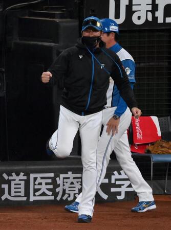 　８回、レイエスの逆転２点打に大喜びの新庄監督（撮影・伊藤笙子）