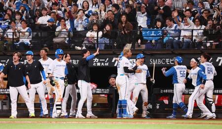 　８回、レイエスが逆転打を放ち、わき上がる日本ハムナイン（撮影・中島達哉）
