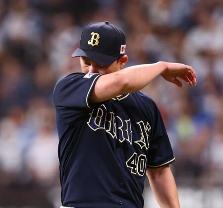 　８回、逆転を許し、ベンチに下がる岩崎（撮影・中島達哉）