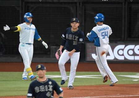 　２回、水谷に同点適時打を浴びた宮城（中央）＝撮影・伊藤笙子