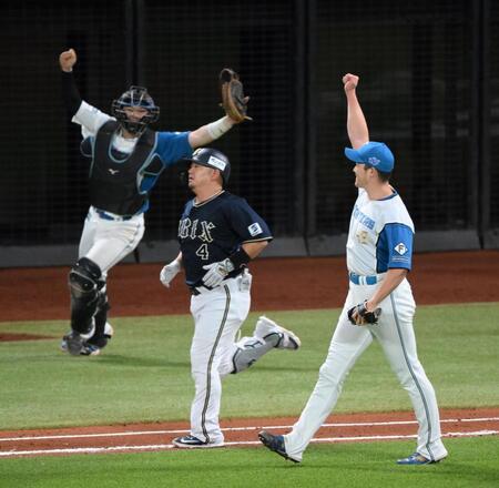 　９回、森（中央）を二ゴロ似打ち取り、ガッツポーズの斎藤（右）と田宮（撮影・伊藤笙子）