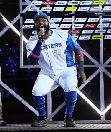 【写真】ビジョンの文字が超カッコイイ　Ｖ打のレイエス　日本語連発にファン大歓声