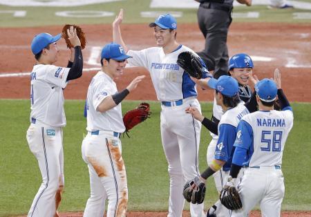 　オリックスに勝利しタッチを交わす日本ハムナイン。２連勝でＣＳファイナルステージ進出を決めた＝エスコンフィールド