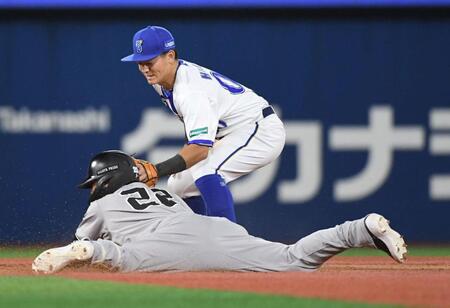 　１１回、小林は左線二塁打を放つ（撮影・佐藤厚）