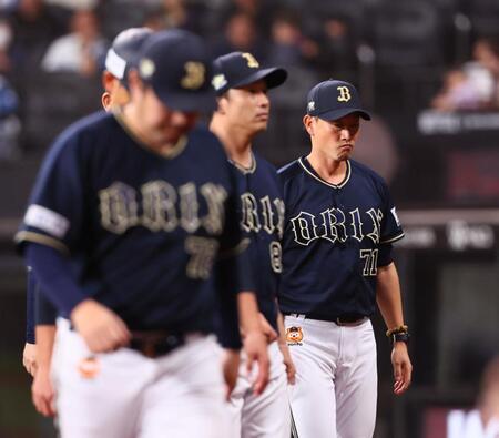 　日本ハムに敗戦し、引き揚げる岸田監督（右）＝撮影・中島達哉