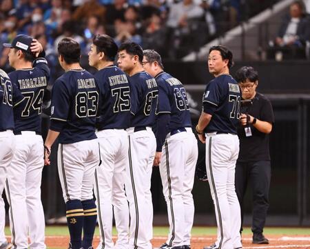 　日本ハムに敗戦し、あいさつする岸田監督（右から２人目）らオリックスナイン（撮影・中島達哉）