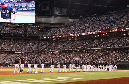 　日本ハムに敗戦し、スタンドのファンにあいさつするオリックスナイン（撮影・中島達哉）