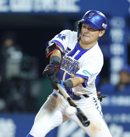 　１１回、左前に同点打を放つ林（撮影・西岡正）