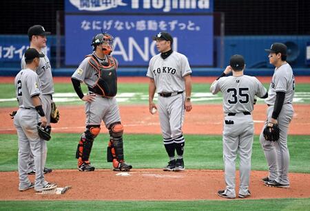 　５回、西舘降板後、ナインと話す阿部監督（中央）