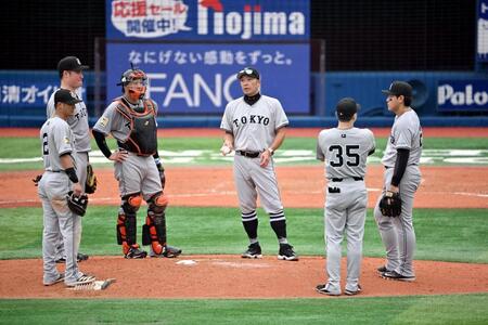 　５回、西舘降板後、ナインと話す阿部監督（中央）