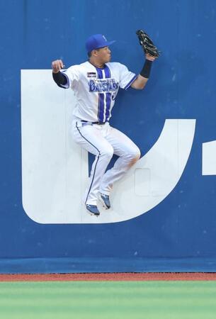 　８回、岡本の右飛を好捕する蝦名（撮影・西岡正）