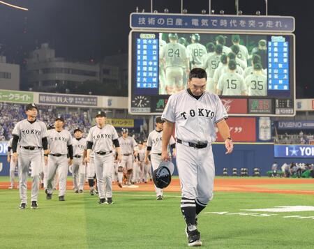 　ＣＳファーストステージ敗退で悔しそうに引き揚げる阿部監督（撮影・西岡正）