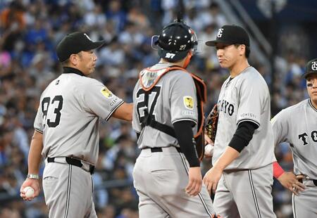 　８回、筒香を迎え、大勢（右）からマルティネスに継投させる阿部監督（左）＝撮影・佐藤厚
