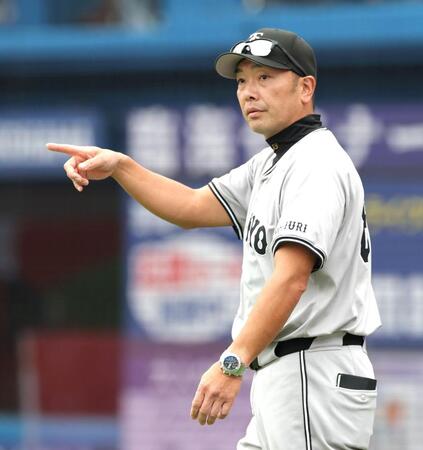 　４回、選手交代を告げに向かう阿部監督（撮影・西岡正）