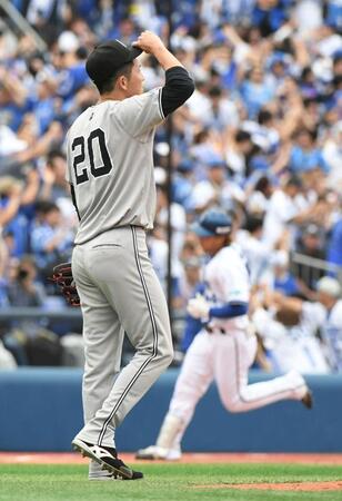 　１回、石上（右）に同点３ランを打たれ、ぼう然とする戸郷（撮影・佐藤厚）