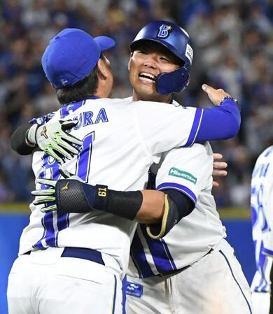 　１１回、蝦名（右）は左前にサヨナラ打を放ち、三浦監督と抱き合って喜ぶ（撮影・佐藤厚）