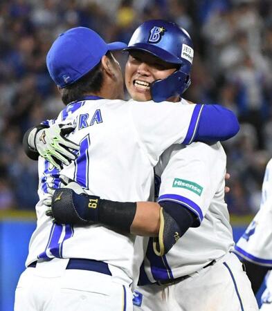 　１１回、蝦名（右）は左前にサヨナラ打を放ち、三浦監督と抱き合って喜ぶ（撮影・佐藤厚）