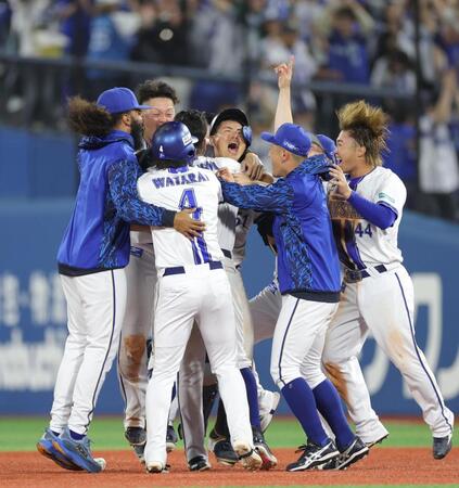 　１１回、蝦名（中央）のサヨナラ打でファイナルＳ進出を決め、喜び合うＤｅＮＡナイン（撮影・西岡正）