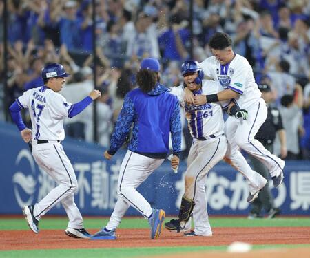 　１１回、サヨナラ打を放ち、ナインに祝福される蝦名（中央）＝撮影・西岡正