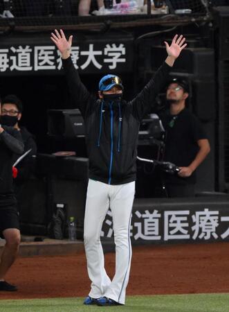 　連勝でＣＳファイナル進出を決め、歓声に応える新庄監督（撮影・伊藤笙子）