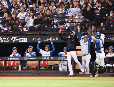 　オリックスに逆転勝ちしＣＳファイナル進出を決め、わき上がる新庄監督（中央右）ら日本ハムベンチ（撮影・中島達哉）