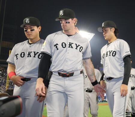 　ファーストステージ敗退でベンチへ引き揚げる岡本（左）ら巨人ナイン（撮影・西岡正）