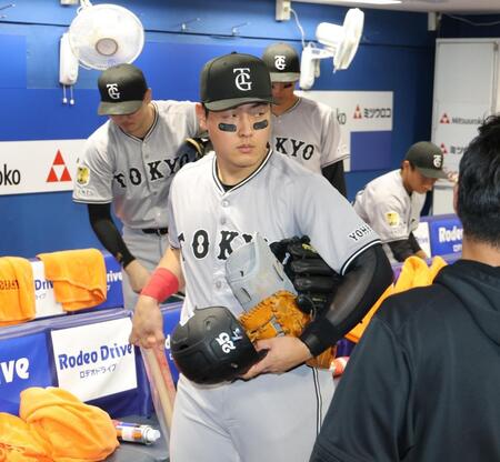 　ＣＳファーストＳ敗退でベンチを後にする岡本（撮影・西岡正）