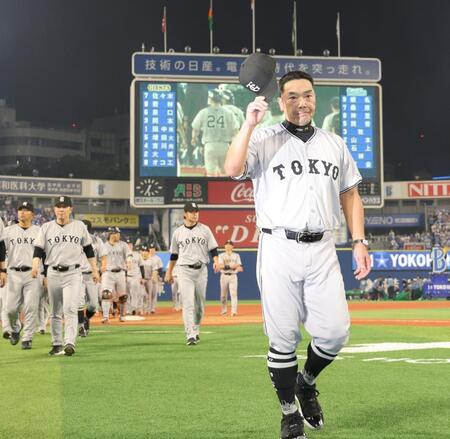 　ＣＳファーストステージ敗退で悔しそうに引き揚げる阿部監督（撮影・西岡正）