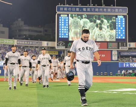 　ＣＳファーストステージ敗退で悔しそうに引き揚げる阿部監督（撮影・西岡正）