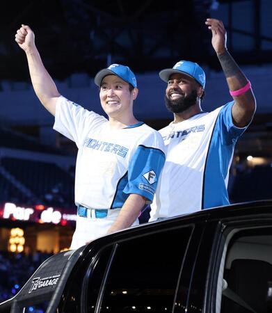 　試合後、ファンの声援に応えるレイエス（右）と斎藤