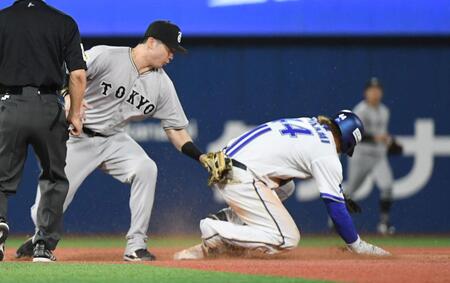 　１１回、石上は二盗に成功（撮影・佐藤厚）