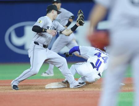 　１１回、打者・林の時、二盗に成功する石上（撮影・西岡正）