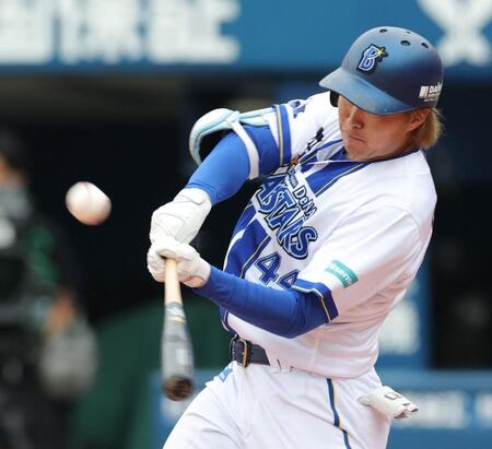 　１回、左越えに同点３ランを放つ石上（撮影・西岡正）