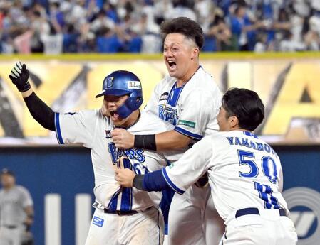 　１１回、サヨナラ打を放ちナインと喜ぶ蝦名（左）